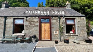 Un edificio de piedra con un cartel que dice "CAIRNBAAN HOUSE LOCK 8".