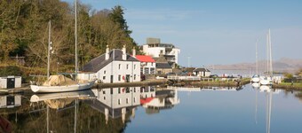 NEW SUMMER 2023 - Cairnbaan, an inviting cottage, canal views, pet friendly