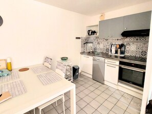 Fridge, microwave, oven, dishwasher - Appartement vue piscine au calme (Sète)