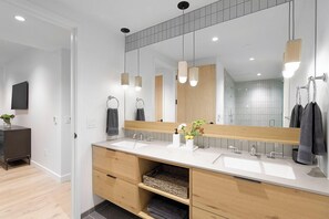 Combined shower/tub, towels