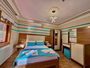 ห้องคลาสสิกสตูดิโอสวีท | เครื่องนอนป้องกันสารก่อภูมิแพ้, ผ้านวมขนเป็ด, โต๊ะทำงาน