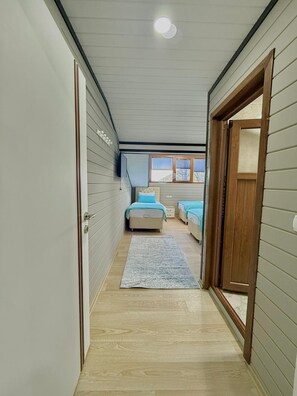 Deluxe Penthouse | 3 bedrooms, hypo-allergenic bedding, down comforters, desk