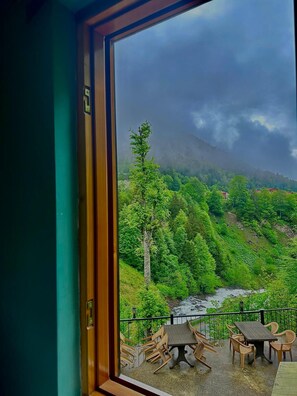 Căn hộ Grand | Khu phòng khách | Smart TV 120-inch có truyền hình vệ tinh, TV, sàn nhà có sưởi