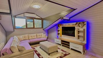 Attico Deluxe | Area soggiorno | Smart TV 120 pollici con canali satellitari, TV, pavimenti riscaldati