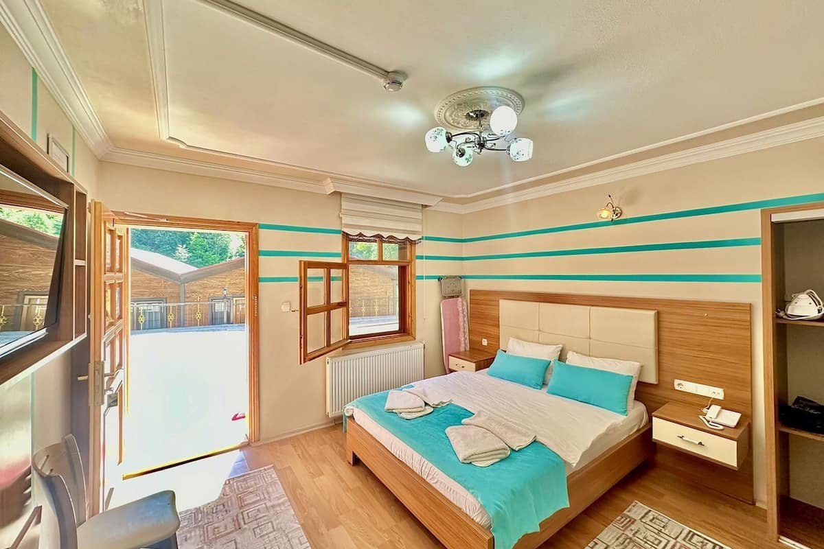 Classic Studio Suite | 3 bedrooms, hypo-allergenic bedding, down comforters, desk