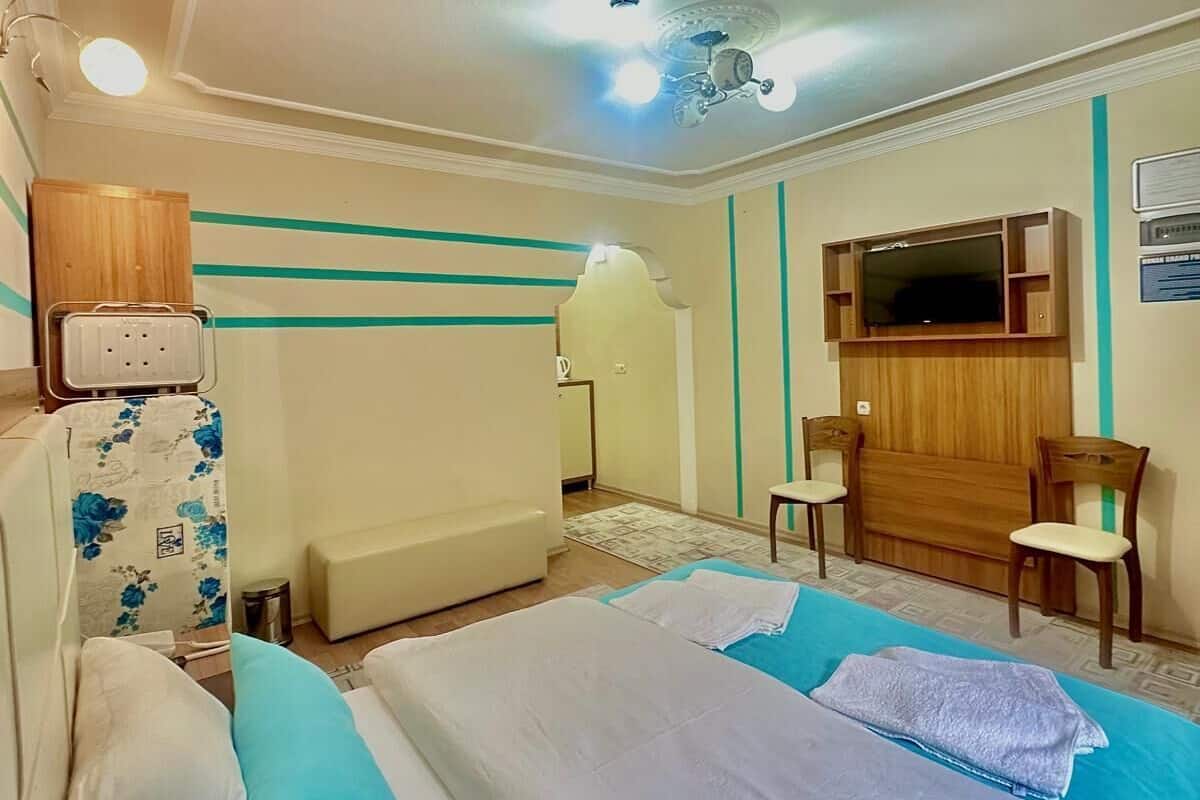 3 bedrooms, hypo-allergenic bedding, down comforters, desk