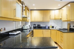 Fridge, microwave, oven, coffee/tea maker - Classy Canary Wharf - Riverside Apartment (London)