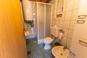 ヴィラ | バスルーム | シャワー、ヘアドライヤー、タオル