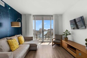TV, offices - Apartment w/ Balcony+ Gym + Near Beach (Hallandale Beach)