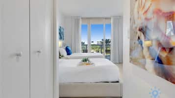 Escritorio, tabla de planchar con plancha, cuna de viaje y wifi