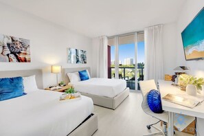 Desk, iron/ironing board, travel cot, WiFi - Balcony + Pool + Near Beach + Gym (Hallandale Beach)