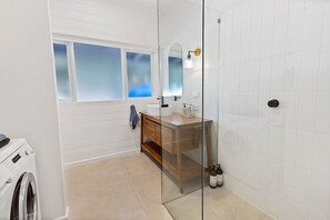 Dusche, Haartrockner, Handtücher