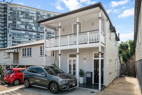 Ultimate Location! Whole House, no Shared Spaces. Pets and Kids Warmly Welcome!