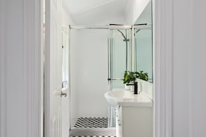 Dusche, Haartrockner, Handtücher, Seife