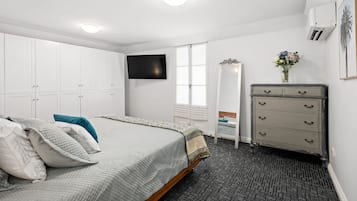 4 bedrooms, desk, iron/ironing board, free WiFi