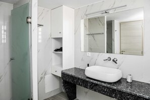 Studio | Bathroom | Hair dryer, towels - Enjoy the Santorini Life Vibrant Studio (Santorini)