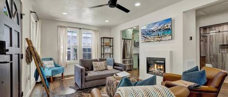 Smart TV, chimenea y oficina