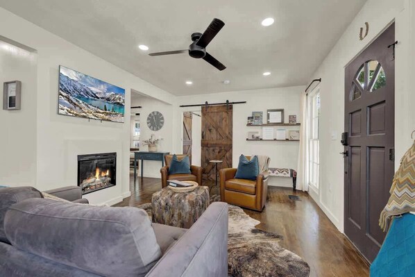 Smart TV, chimenea, libros