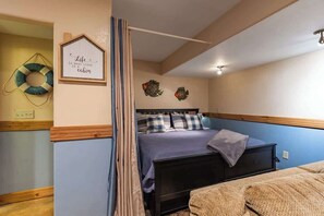 2 bedrooms, iron/ironing board, free WiFi, bed sheets