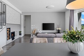 Televisión, chimenea y tenis de mesa 