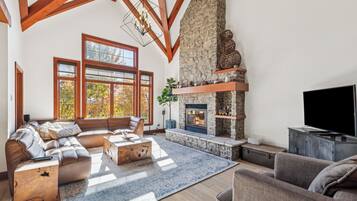 Smart TV, fireplace