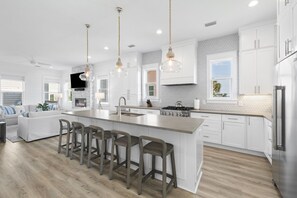 ثلاجة، ميكروويف، فرن، غسالة أطباق