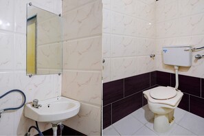 Regadera, regadera tipo lluvia, amenidades de baño gratuitas, toallas 