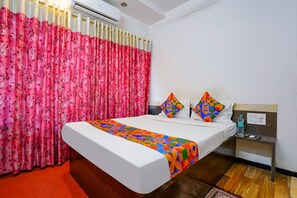 Egyptian cotton sheets, premium bedding, in-room safe, free WiFi - Fabexpress Sai Chatra (Nashik)