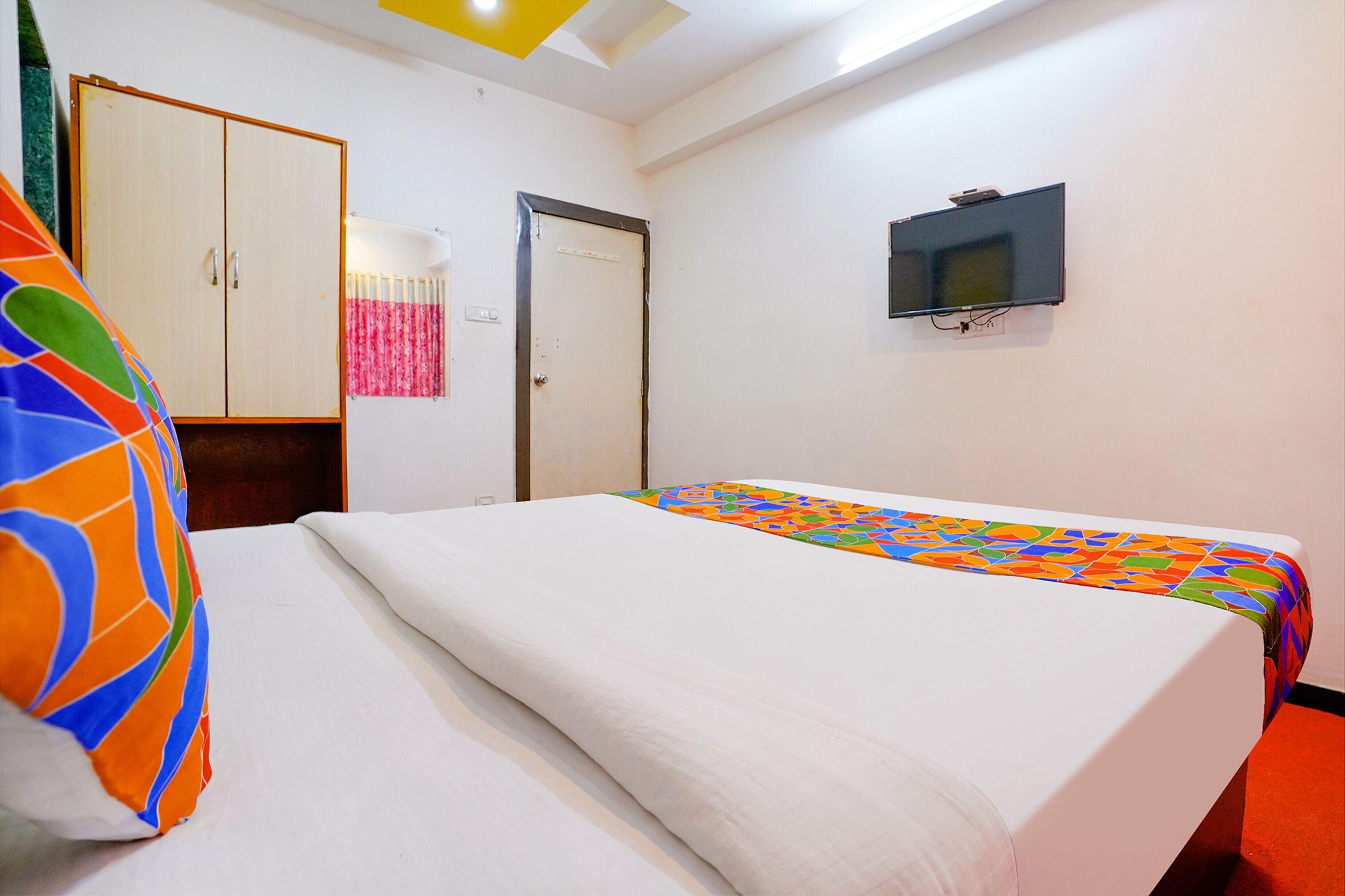 Egyptian cotton sheets, premium bedding, in-room safe, free WiFi