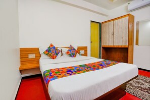 Egyptian cotton sheets, premium bedding, in-room safe, free WiFi - Fabexpress Sai Chatra (Nashik)