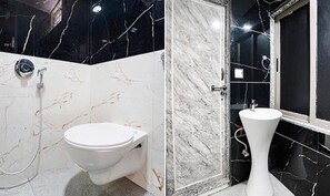 Shower, rainfall showerhead, free toiletries, towels - Fabhotel Magnus (Surat)