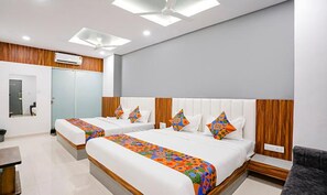 Luxury Room | Egyptian cotton sheets, premium bedding, in-room safe, free WiFi - Fabhotel Magnus (Surat)