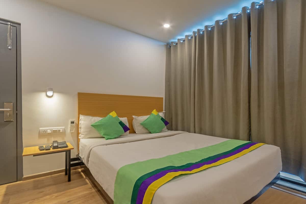 Deluxe Room | In-room safe, desk, bed sheets
