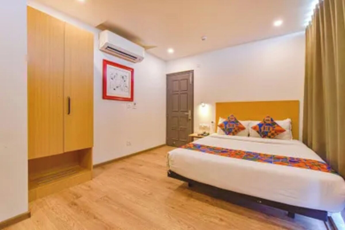 Deluxe Room | In-room safe, desk, bed sheets