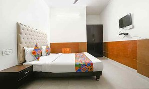 Egyptian cotton sheets, premium bedding, in-room safe, free WiFi - Fabhotel The Lazeez (New Delhi)
