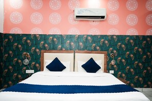 Egyptian cotton sheets, premium bedding, in-room safe, desk - Fabhotel Tanvi Premium (Gurugram)
