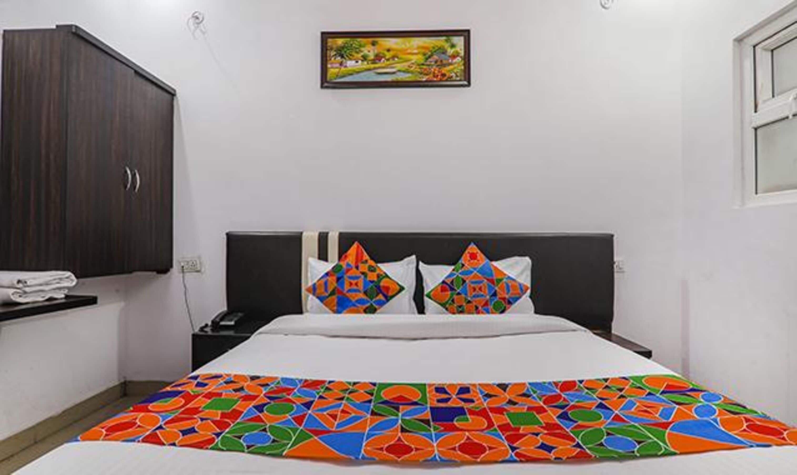 deluxe room | egyptian cotton sheets, premium bedding, in-room safe, free wifi