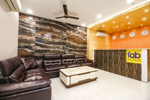 Reception - Fabhotel Divine Casa (Bhopal)