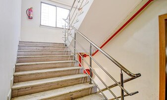 Una escalera con escalones de madera y barandales de metal.