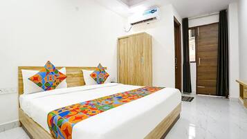 Deluxe Room | Egyptian cotton sheets, premium bedding, in-room safe, soundproofing