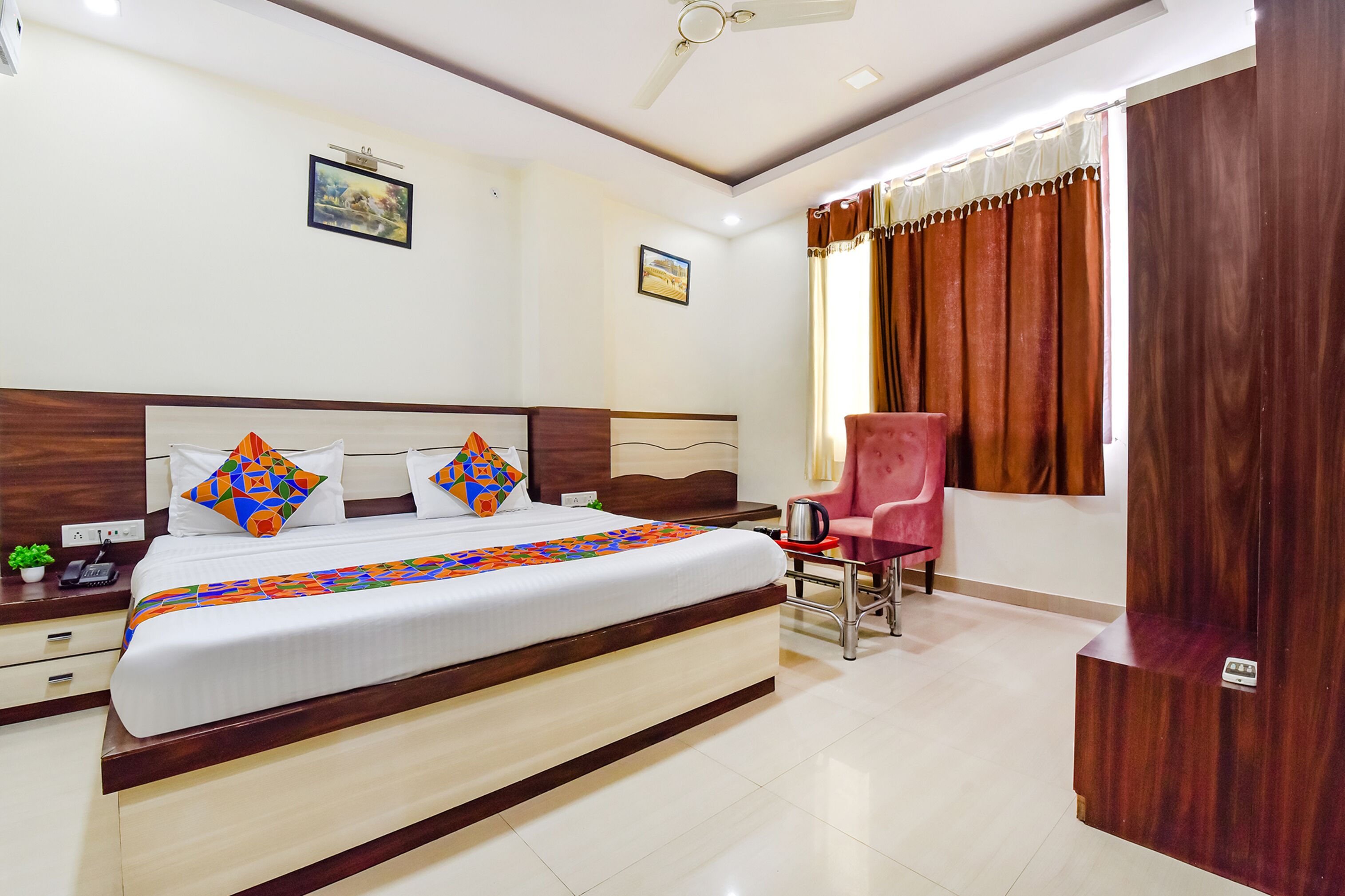 Kamar Deluks | Seprai katun Mesir, seprai premium, brankas, dan Wi-Fi gratis