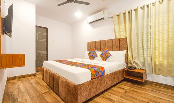 Egyptian cotton sheets, premium bedding, in-room safe, free WiFi