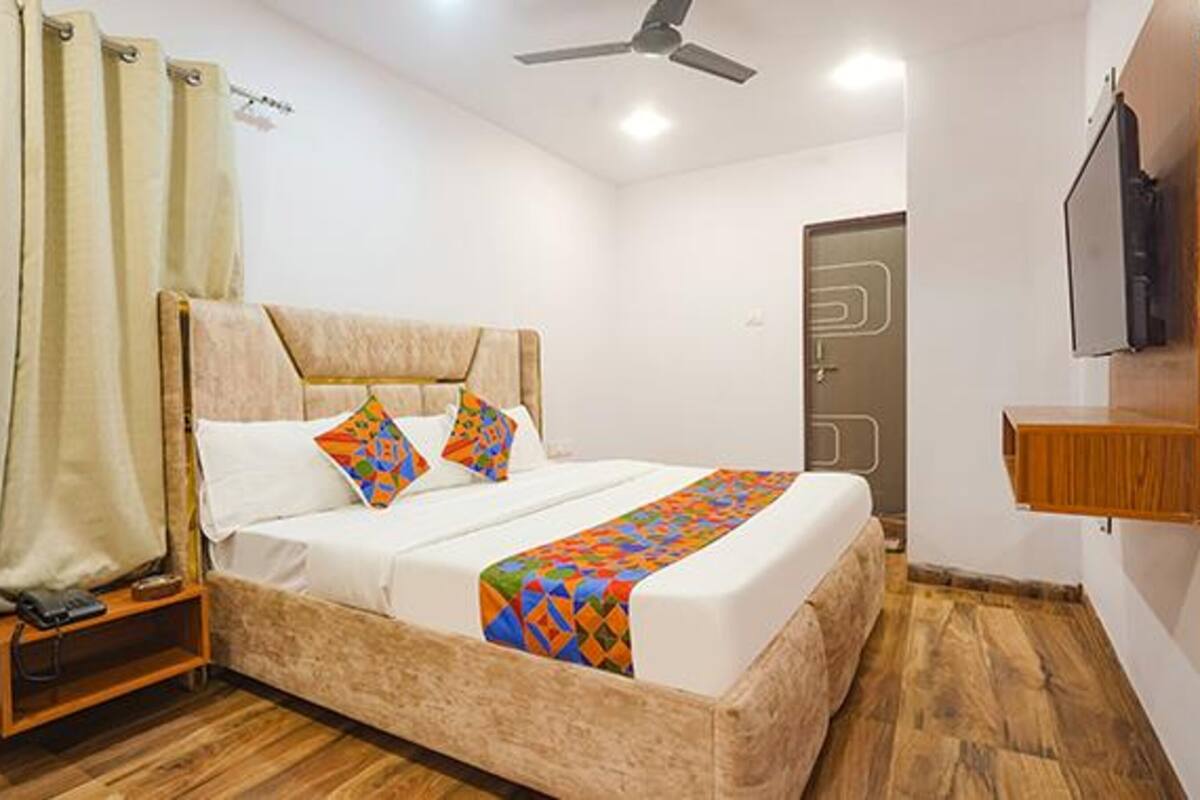 Egyptian cotton sheets, premium bedding, in-room safe, free WiFi