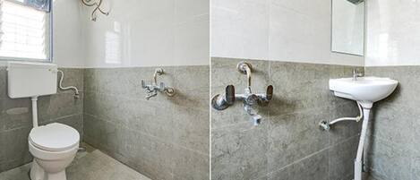 Un baño con inodoro, lavamanos empotrado y espejo.