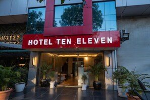 Property entrance - Fabhotel Ten Eleven (Indore)