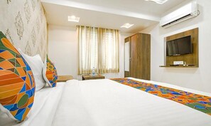 Egyptian cotton sheets, premium bedding, in-room safe, soundproofing - Fabhotel Ten Eleven (Indore)