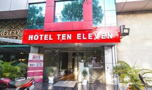 Property entrance - Fabhotel Ten Eleven (Indore)