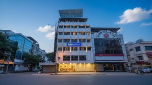 A multi-story building with a 'fabHOTELS' sign, a 'TURNITUR MALL' sign, and a 'fintur' sign on the top floor. - Fabhotel Shravan (Nagpur)