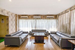 Lobby sitting area - FabHotel D Dev (Tadepalle)