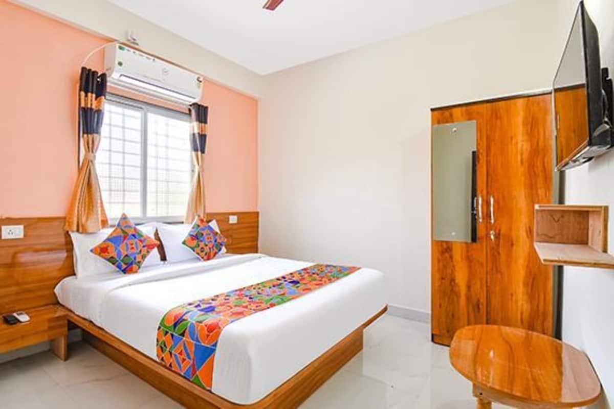 Egyptian cotton sheets, premium bedding, in-room safe, free WiFi